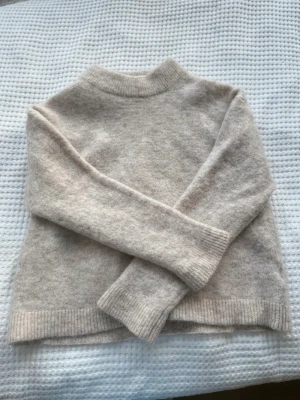 Stickad tröja ifrån HM - Väldigt bra kvalitet  Köpt för 500kr