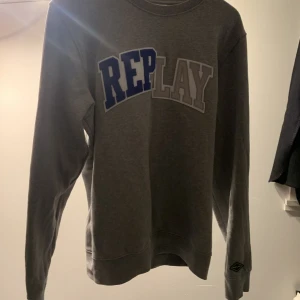 Sweatshirt  - Säljer nu min Replay tröja, tröjan är i ett väldigt bra skick och inte används speciellt mycket. Säljer denna på grund av att det har blivit för liten för mig. Köparen står för frakten😀