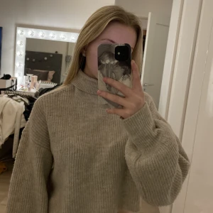 Stickad tröja - Stickad tröja som inte sticks, lite kortare i modellen.