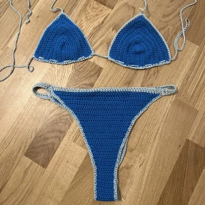 Virkad Bikini - Virkad bikini handgjord av mig. Kan göras i annan färg/färger, även mönster om det önskas.  Går att köpa som set eller separat topp/underdel i alla storlekar. Topp eller underdel 200kr st. Set med topp och underdel 350kr.