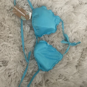Bikini från calzedonia - Helt ny bikini från calzedonia, aldrig andvänd och prislappen sitter kvar! Säljer pga att den är köpt i fel storlek. På prislappen står det att den passar 85b, 80c, 75d.  