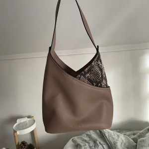 Söt väska - Jätte fin väska från Don Donna. Mycket bra skick.