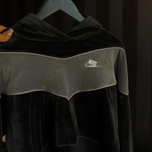 Nike - Nike Velour tjocktröja, jag har även byxor till. Skriv o be mig om bilder vid intressse. Tröjan är strl S. 200? Vi kommer överens om pris genom chatten 🌸