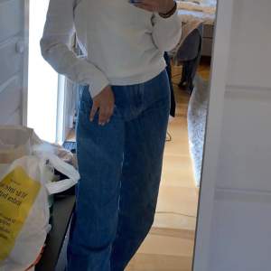 säljer dessa straight jeans från gina tricot i storlek 32, nypris ca 500-600kr💞💞 skriv för fler bilder/frågor