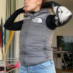North Face väst - Ljusgrå väst med luva, i storlek S för tjejer eller XS för killar