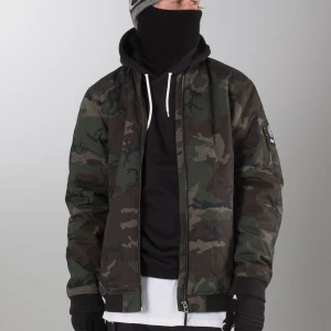 Dope Jacka xs - Unisex för killar och tjejer jacka använd ett fåtal gånger utan tecken på användning. Följer med en grå huva som sätts fast och kan stängas för extra skydd från kylan. Väldigt varm och bekväm.