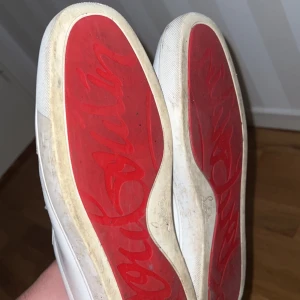 Christian Louboutins - Hej, säljer nu mina fina Louboutins då dem inte kommer till användning så mycket dem är i bra skick därav priset om ni har några frågor är de bara kontakta! Obs, Allt OG tillkommer
