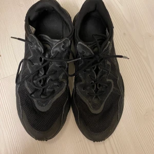 Adidas Ozweego - Använt skick. Strl 45 1/3. 