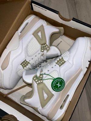 Jordan 4 retro sand  - Storlek 40 (känns som 39) aldrig använda ute. Skorna är helt nya det va för små på mig. 