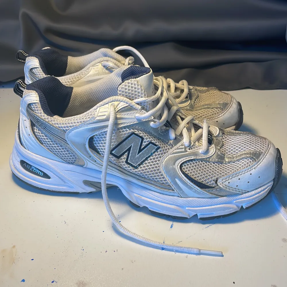 New Balance 530, säljer för dom har blivit för små. Relativt bra skick, lite fläckar med det går att tvätta bort.. Skor.