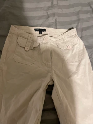 beiga byxor  - fina, sköna byxor jag inte använder. Bootcut och mid/highwaist