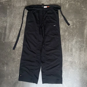 Byxor nike - Baggy Byxor från nike storlek S. 3 FÖR 2 ALLA PRODUKTER på sidan. Betalar ej frakt och kan mötas upp i uppsala/stockholm.