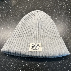 Gant New Heaven Beanie - En snygg Gant mössa. Inga täcken på användning. Säljer för att den inte kommer till användning. Nypris: 400kr