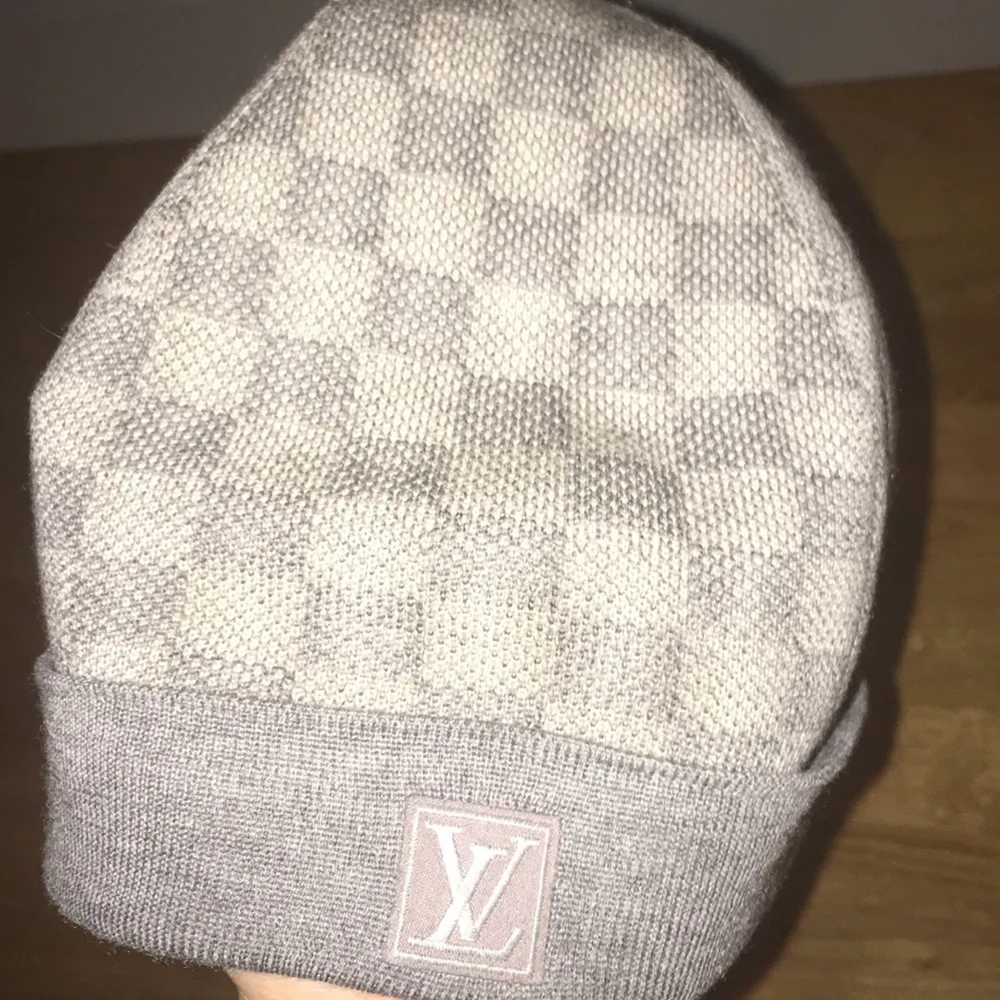 Louis vuitton mössa nyskick använd få gånger nypris strax över 3000kr. Övrigt.