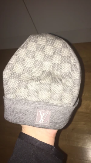 Louis vuitton mössa äkta - Louis vuitton mössa nyskick använd få gånger nypris strax över 3000kr