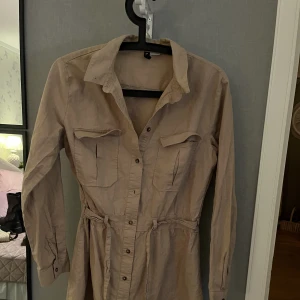 Beige klänning/ skjorta  - Med band 