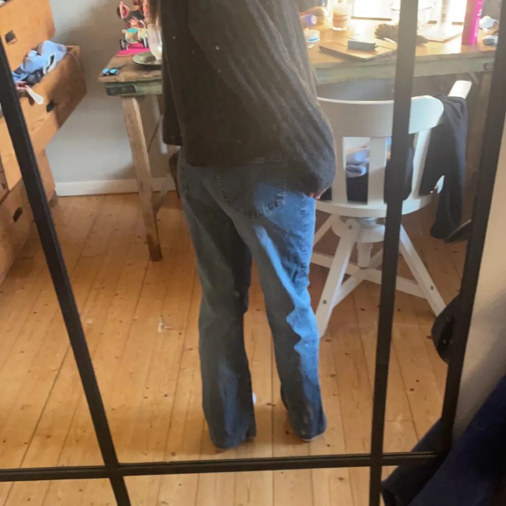 Säljer dessa snygga lågmidjade jeans pågrund av dem har blivit lite förkorta i benen❤️ passar en xs-s ❤️ ej andvända så mycket och inga märken eller annat. Skriv vid frågor eller annat❤️. Jeans & Byxor.