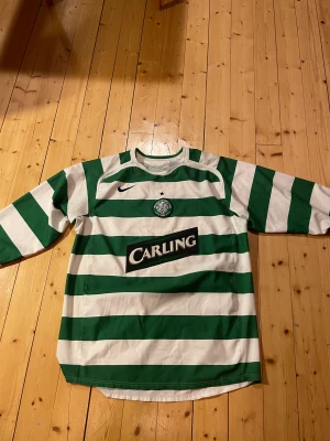 Fotbollströja retro - Snygg retro fotbollströja. Storlek L