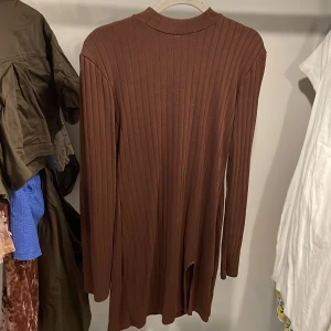 Ribbad klänning - Finstackad ribbad brun klänning från na-kd med liten slits på vänstra sidan
