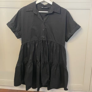 Klänning från zara  - Svart skjortklänning från zara i storlek xs. Går att dra åt i midjan💓nypris 400kr, säljer för 75kr+frakt💗
