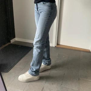 Jeans - Mid rise straight zara jeans!  De är blå/grå och i storlek 32, kontakta för fler bilder eller andra frågor💞💞