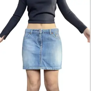 Jätte fin jeans kjol perfekt till sommaren! MÅTT: midja~ 37 tvärsöver. 33cm uppifrån o ned🍡  LÄS POLICY OCH FRAKT💌 kontrakta gärna vid fler funderingar