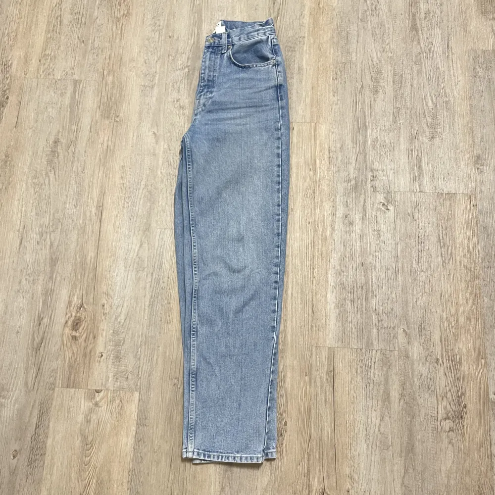 Säljer dessa supersnygga high rise baggy jeans från Urban Outfitters då den är lite för lång för mig. Passar jättefint med en oversize hoodie eller liknande😊 Midja: 35 cm innrebenslängd: 76 cm yttrebenslängd: 108 cm. . Jeans & Byxor.