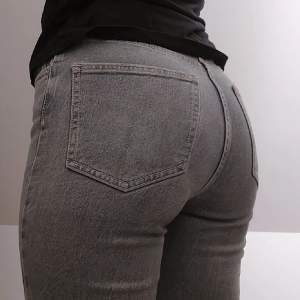 Grå mellanmidjade jeans från Zara i storlek 36💞 lånade bilder💗