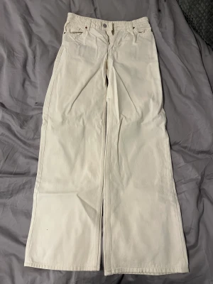 Jeans monki - Beiga jeans från monki ”Yoko” i strl 27, väldigt lite använda! Nypris: 400kr. Säljer för 300kr.