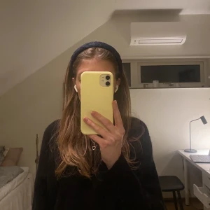 Hårband - Superfint hårband från Pico köpt i Köpenhamn💕💕i fint skick!! Säljer även ett ljusblått och ljusrosa i samma modell❤️‍🩹😊 Nypris 200kr. Säljer för 150kr styck eller 400kr för alla tre!!💕