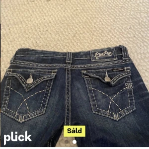 miss me jeans - lånade bilder från förra ägeraren måtten står på bild tre💗 bootcut😻❤️lite slitna längst ned men inget som syns😻. kontakta mig vid frågor❤️❤️
