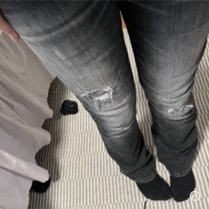 Ltb jeans!!💕 - Säljer mina grå svarta jeans från Ltb!💕 lägger upp igen pga oseriösa bud. Slutsålda. Jeansen är inte använda mer än fem gånger, därav nyskick💕 säljer pga att de är för stora för mig, nypris: 725 kr