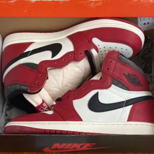 Jordan 1 High Lost and found  - Helt nya Jordan 1 high lost and found storlek 41 som jag köpte från stockx ett tag sedan. Stockx pris när man beställer = 4650kr mitt pris = 3399kr. Kvitto medföljer. 📦 lite små skadad