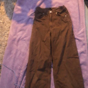 Jeans - Ett par bruna jeans (High waist) de är i bra skick 