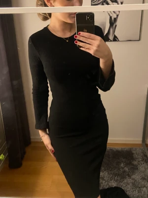 Svart lång klänning - Svart thight klänning från Gina. Formas super fint i midjan!! Slutsåld hos Gina🫶🏽