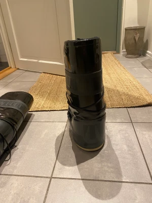 Moonboots höga! - Säljer mina as coola moonboots! Dem är i den höga modellen och glasiga. Säljes då jag köpte en annan färg. Helt oanvända, inga defekter alls. Nypris ca 2000kr🫶🏻💕Har vanligtvis 40 i stl och passar mig perfekt!! Dem är mindre i stl💕