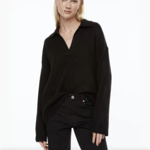 Stickad tröja - Så mysig och stickad tröja som sitter oversize. Den är i nyskick och är slutsåld i storlek på hemsidan❤️