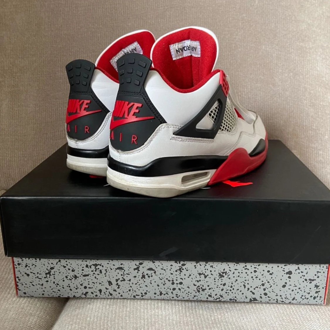 Jordan 4 red fire  - 90