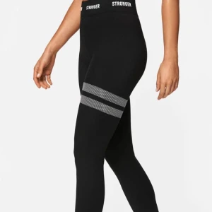 Stronger Tights Hero - Säljer mina helt nya stronger träningsbyxor i storlek XS då de inte har kommit till användning.💞 Jag köpte dom för 700kr men säljer för 350.🩷