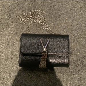 Valentino väska - Jätte fin väska ifrån valentino!!💗 Lite sliten men jätte bra skick endå!🌸kan skicka fler bilder!!