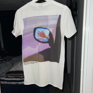 Hov1 t-shirt - Säljer min hov1 ”långt bort härifrån” t-shirt, sparsamt använd fint skick, spårbar frakt tillkommer 