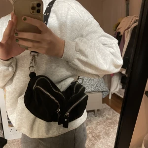 Väska - Säljer liknade nunoo väska från Ginatricot! Får plats med allt och är i jättebra skick 💛