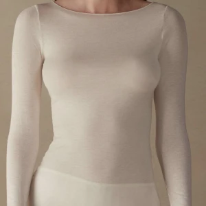 Vit Intimissimi Tröja - Säljer en helt ny kashmir intimissimi tröja i färgen Natural Vanilla. Den är då endast provad en gång! Orginalpris på 429kr, köp direkt för 400🫶🏼Köparen står för frakten💕