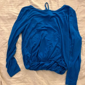 Tröja  - Tröja med öppen rygg i storlek xs