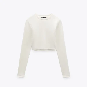 Zara topp - Vit zara topp, skiiit snygg!!! Storlek S, köpt i Thailand för 199kr, säljer för 150kr + frakt! Nyskick! SÄLJER SAMMA I SVART 💌💌🤍☺️