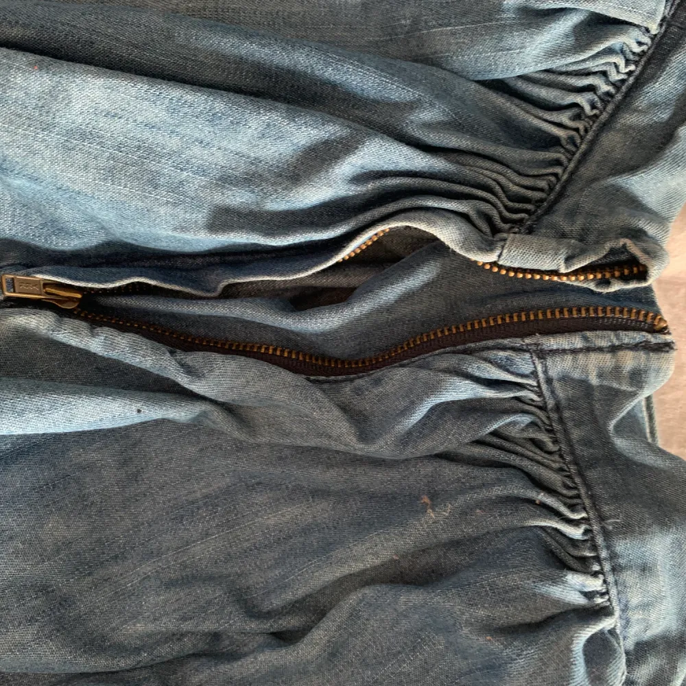 Fin vintage kjol i jeansmatrial! Storlek 34. Den knäpps med dragkedja och knapp på insidan baktill. Frakt tillkommer. Kjolar.