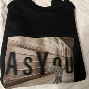 tröja med tryck  - superfin tröja med stort tryck fram!!  Använt men fint skick, något noppig! Tröjan är något kortare, och åt det tunnare hållet!🫶🏻