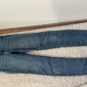 Blåa tighta jeans från Gina tricot (använda) - Blåa molly original jeans 