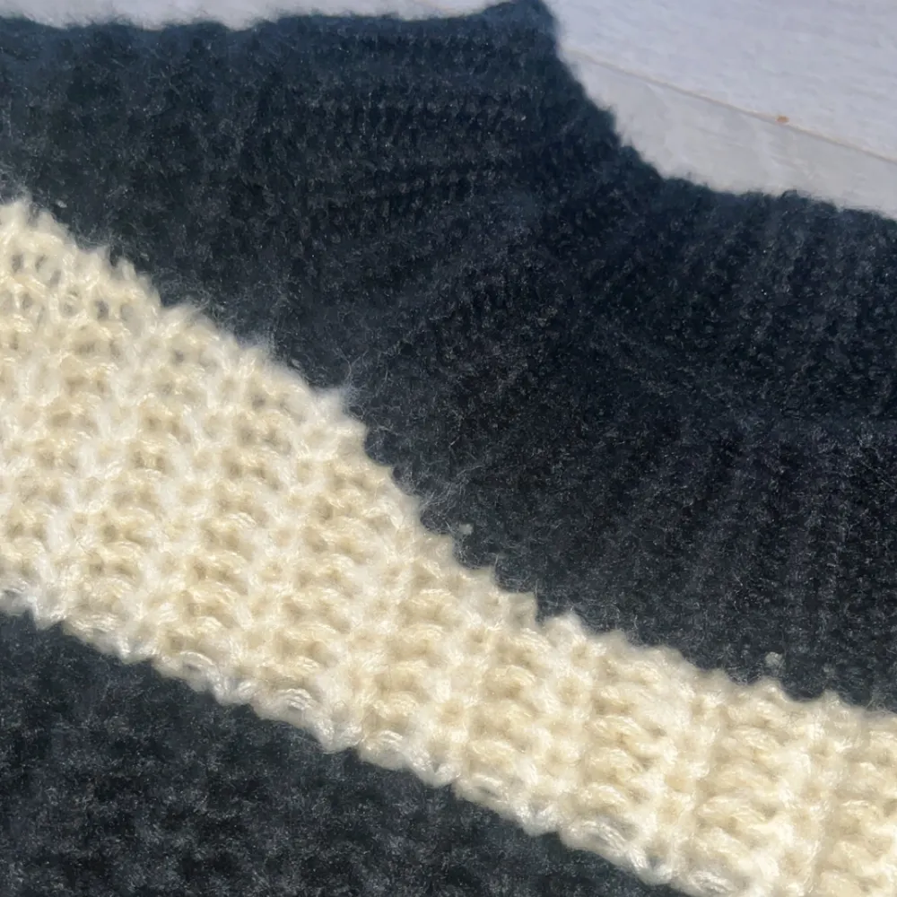 Säljer denna tröja då jag hade önskat att den var lite större. Den är ifrån Shein med märket dazy. Riktigt mjuk och skön. Den är i strl xl men sitter som en S/M. Aldrig använd och inga flaws. . Neuleet.