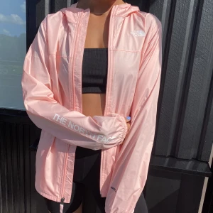 Jacka  - Träningsjacka / lätt jacka från the north face! Jag har vanligtvis S men den motsvarar M. 